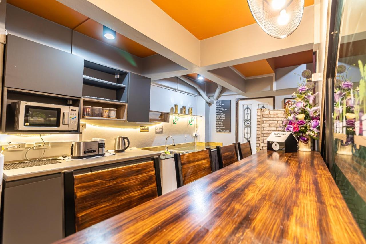 Snoozzze Hostel ใกล้รถไฟฟ้า ย่านบางรัก (Adults Only) バンコク都 エクステリア 写真