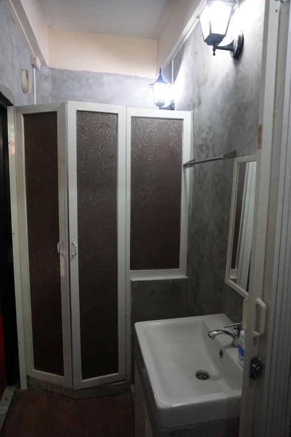 Snoozzze Hostel ใกล้รถไฟฟ้า ย่านบางรัก (Adults Only) バンコク都 エクステリア 写真