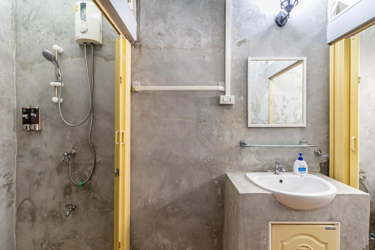 Snoozzze Hostel ใกล้รถไฟฟ้า ย่านบางรัก (Adults Only) バンコク都 エクステリア 写真