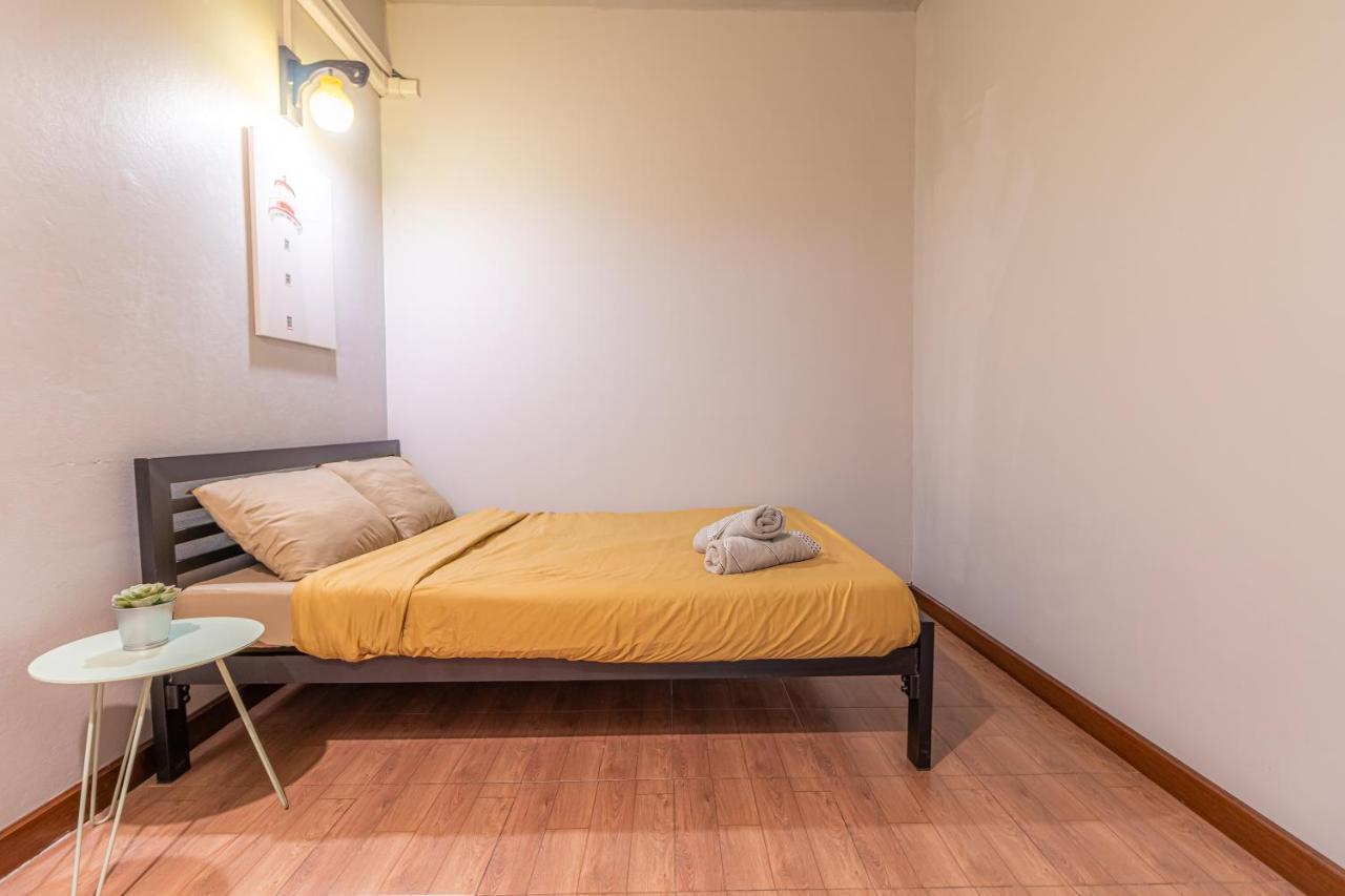 Snoozzze Hostel ใกล้รถไฟฟ้า ย่านบางรัก (Adults Only) バンコク都 エクステリア 写真