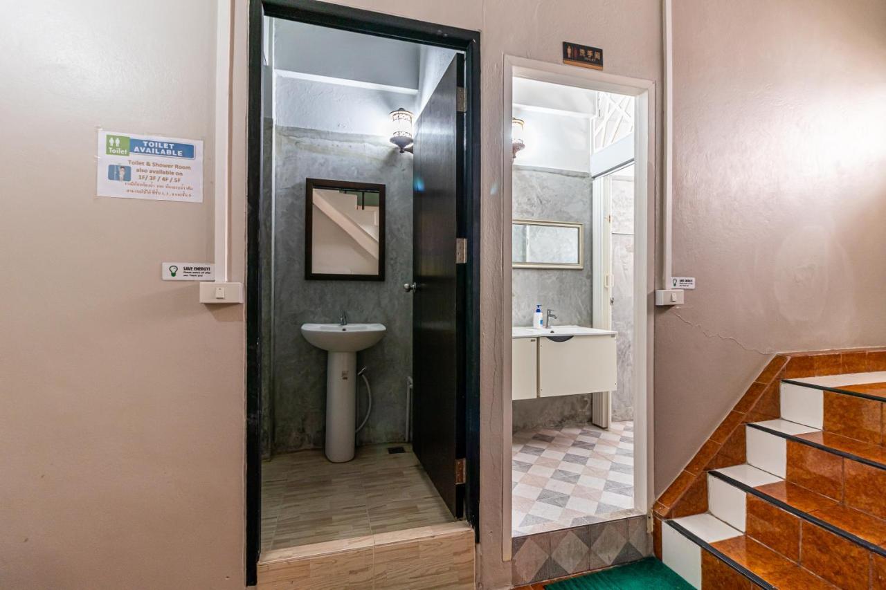 Snoozzze Hostel ใกล้รถไฟฟ้า ย่านบางรัก (Adults Only) バンコク都 エクステリア 写真